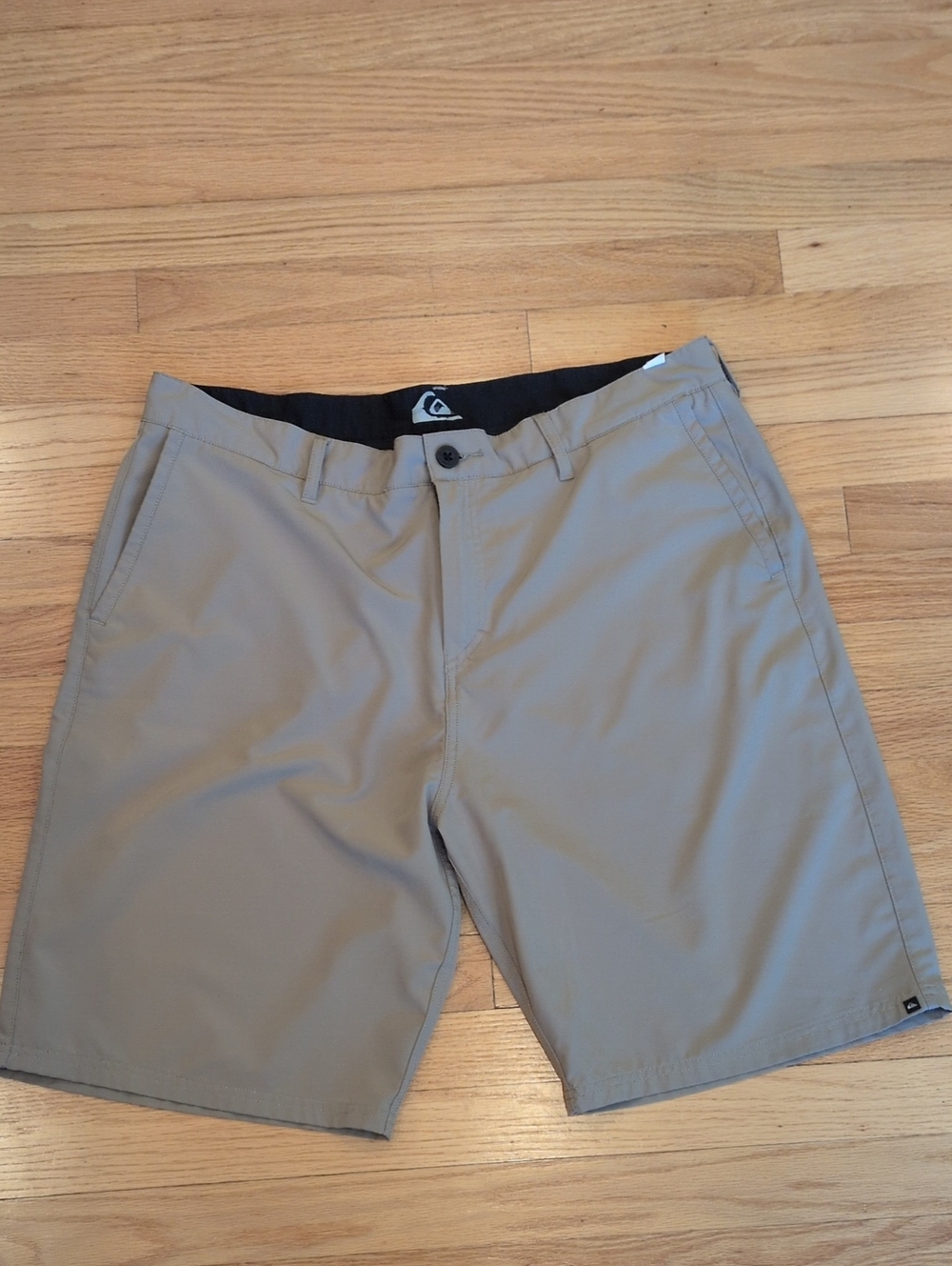 Quiksilver Men’s Tan Performance Flat-Front Shorts 38
